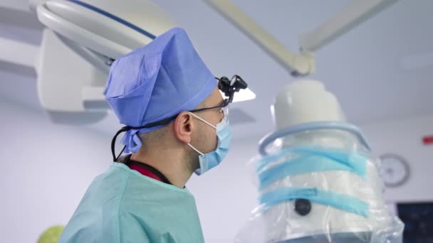 Doktor Masce Brýlích Vzhlédne Údajně Obrazovce Zavřít Portrét Chirurga Straně — Stock video