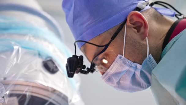 Chirurg Brille Mit Spezialgerät Und Maske Während Der Arbeit Seitenansicht — Stockvideo