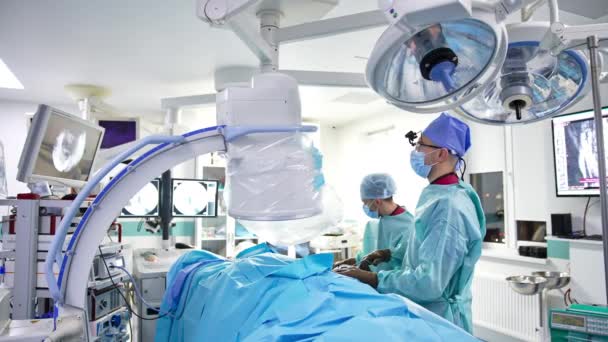 Zwei Chirurgen Operieren Gut Ausgestatteten Operationssaal Chefchirurg Benutzt Werkzeuge Und — Stockvideo