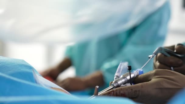 Chirurgisches Instrument Den Behandschuhten Händen Eines Professionellen Arztes Einsatz Operativer — Stockvideo