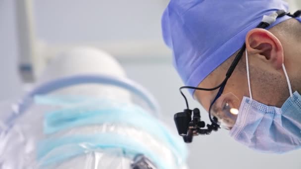 Mužský Chirurg Soustředil Svou Práci Světlo Odrážející Lékařských Brýlích Během — Stock video