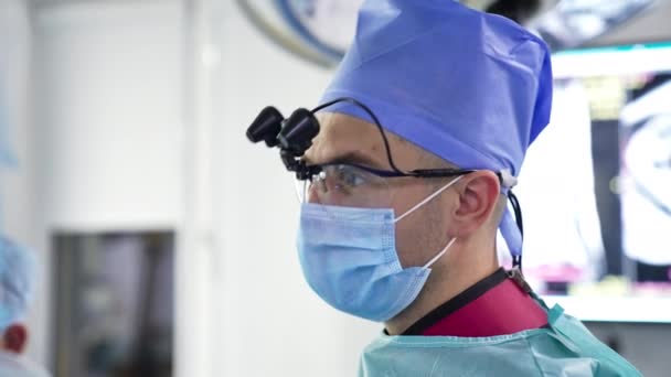 Mužský Chirurg Mluví Během Operace Neurochirurg Masce Speciálních Brýlích Technickým — Stock video
