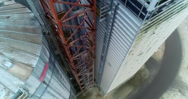 金属棕色塔 内装管子 连接到筒仓和仓库 沿着谷仓房地下降的镜头 顶部视图 — 图库视频影像