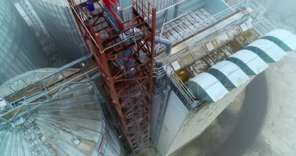 Kovové Podpěry Poblíž Obrovských Výtahových Nádrží Jde Dolů Věži Stojící — Stock video