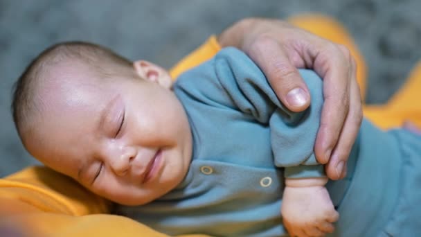 Criança Recém Nascida Adorável Dormindo Fazendo Caretas Durante Sono Bela — Vídeo de Stock