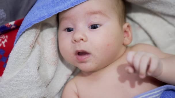 Słodkie Dziecko Owinięte Ręcznik Wyglądające Zaskoczone Kamerą Dzieciak Odpoczywa Kąpieli — Wideo stockowe