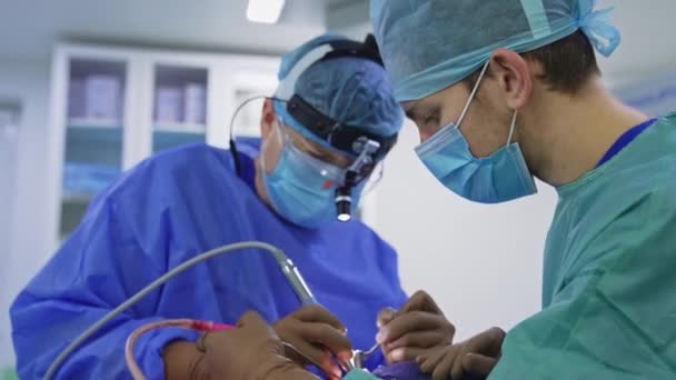 Dois Médicos Operarem Nariz Paciente Equipe Cirurgiões Que Lida Com — Vídeo de Stock