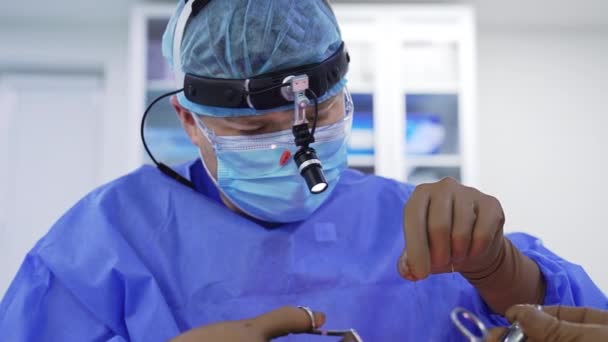 手術現場を縫う 主任外科医 外科的介入の終わりの段階 ドクターは仕事を閉じることに集中 — ストック動画