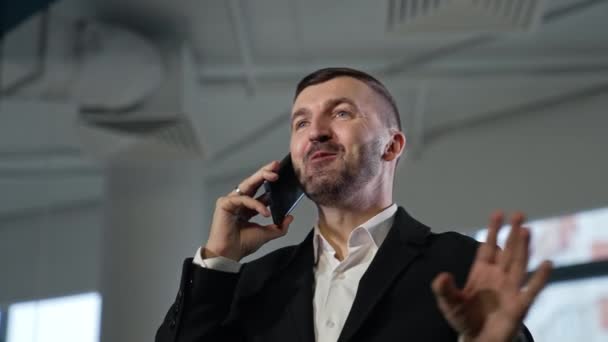Мужчина Предприниматель Говорит Телефону Счастливое Выражение Лица Человека Время Разговора — стоковое видео