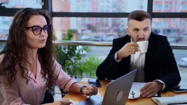 직원이 말하는 커피를 마시는 사무실 건물에 긍정적인 대기권 배경에서 흐림에 — 비디오