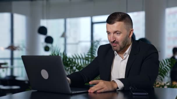 Yakışıklı Adamı Bilgisayarında Internette Geziniyor Konuşuyor Büyük Ofisteki Bilgisayarda Çalışan — Stok video