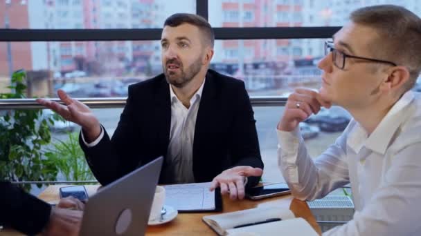 Gerente Negócios Conversando Com Seu Empregado Escritório Equipe Trabalho Discutindo — Vídeo de Stock