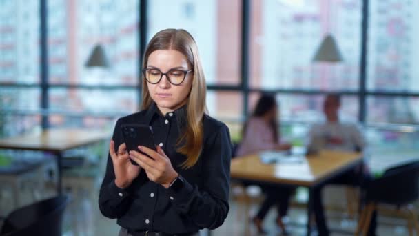 Mujer Joven Gafas Enviando Mensajes Texto Alguien Teléfono Inteligente Sonriendo — Vídeos de Stock