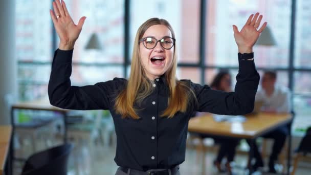 Молода Леді Висловлює Щастя Піднімає Руки Радості Жінка Працівник Радіє — стокове відео