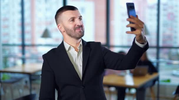 Мужчина Босс Устанавливает Видео Чат Свой Смартфон Деловой Разговор Телефону — стоковое видео