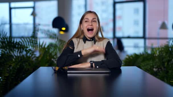 Hezká Mladá Dáma Dostala Skvělý Nápad Zaměstnankyně Otevře Notebook Podívá — Stock video