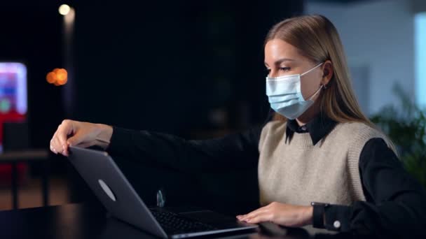 Zakelijke Vrouw Met Een Masker Opent Een Laptop Werkt Eraan — Stockvideo