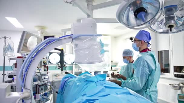 Ομάδα Δύο Χειρουργών Που Διεξάγουν Εγχείρηση Στο Σύγχρονο Εξοπλισμένο Χειρουργείο — Αρχείο Βίντεο