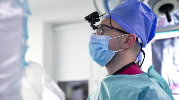Cerrah Aletli Gözlük Takıyor Uzman Dikkatle Önüne Bakıyor Yan Görüş — Stok video