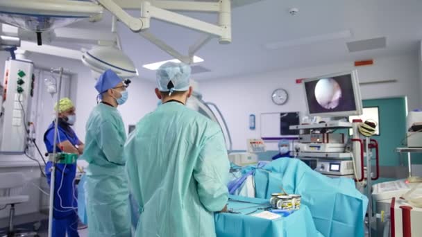 Kirurgs Team Utför Neurokirurgisk Operation Läkare Tittar Skärmen För Att — Stockvideo