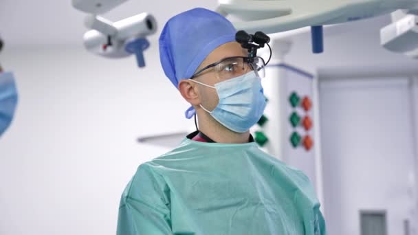 Médico Caucásico Mediana Edad Uniforme Quirúrgico Mira Atentamente Delante Doctor — Vídeo de stock