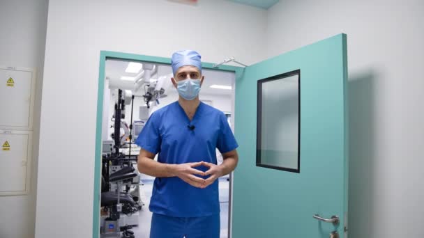 Médecin Caucasien Âge Moyen Debout Aux Portes Salle Opération Chirurgien — Video