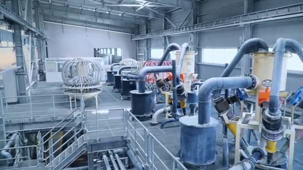Peralatan Rumit Pabrik Pengolahan Kaolin Modern Gudang Dengan Banyak Tabung — Stok Video