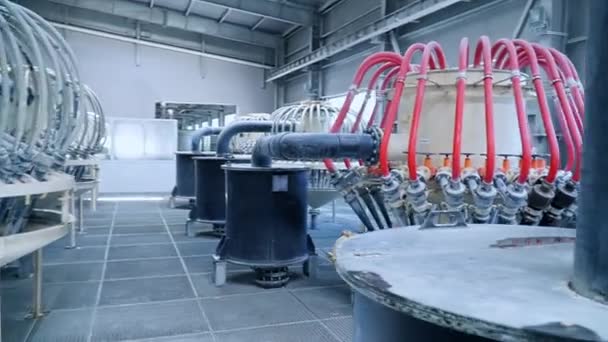 Cistern Besar Dengan Banyak Tabung Dan Katup Yang Melekat Padanya — Stok Video