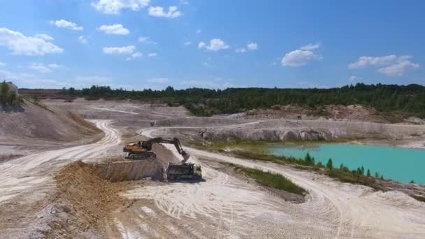 Agyagbányászat Kaolinbányában Kotrógép Ipari Ásványokat Tölt Fel Teherautóba Hogy Gyárba — Stock videók