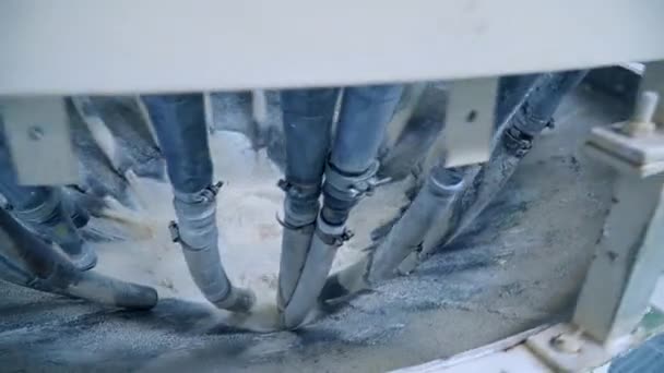 从连接在罐体上的管子中流出的白色液体 现代工厂自动化高岭土生产 — 图库视频影像