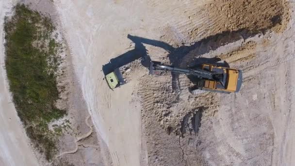 Taş Ocağının Bölgesindeki Kaolin Kilini Küreyen Modern Kazıcı Yüklü Kamyon — Stok video
