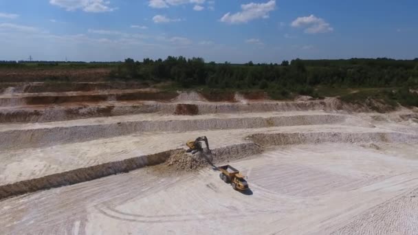 Boş Kamyon Kazıcıya Doğru Geri Gidiyor Kamyon Bugün Maden Ocağında — Stok video