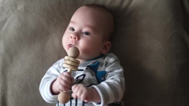 Schönes Kind Mit Holzspielzeug Vor Dem Mund Junge Versucht Das — Stockvideo