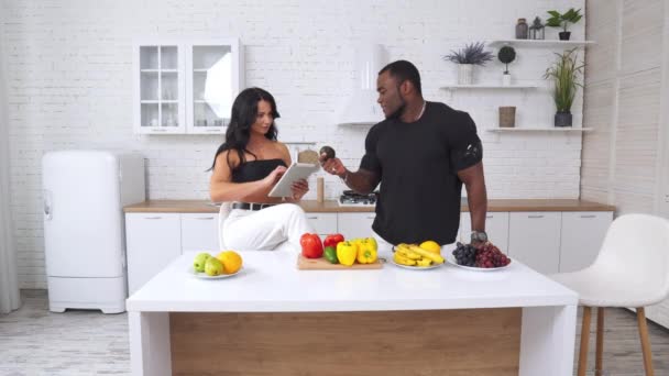 Casal Feliz Cozinha Branca Perto Mesa Com Frutas Legumes Tipo — Vídeo de Stock
