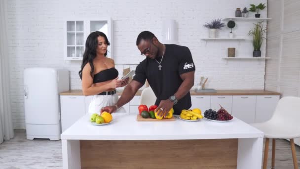 Çok Irklı Bir Çift Açık Mutfakta Ürünleri Tartışıyor Mutlu Insanlar — Stok video