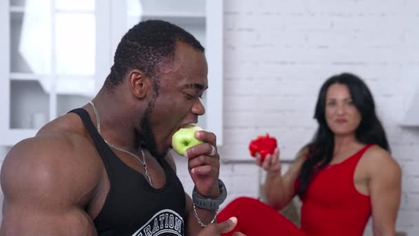 Egészséges Ételeket Esznek Nagy Erős Afrikai Férfi Élvezi Almát Egy — Stock videók