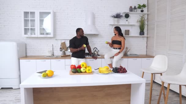 Cuplu Sănătos Potrivit Care Conversație Mănâncă Mere Bucătărie Oameni Veseli — Videoclip de stoc