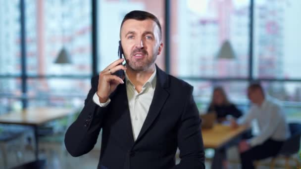 Homem Falando Emocionalmente Telefone Gesticulando Para Câmera Conversa Negócios Desagradável — Vídeo de Stock