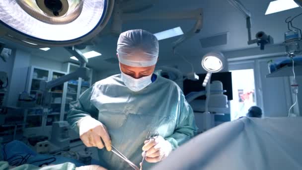 Chirurgien Homme Effectuant Chirurgie Plastique Médecin Adulte Tenant Des Instruments — Video