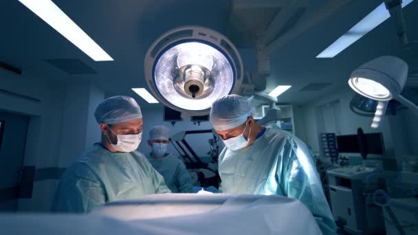 Två Manliga Kirurger Som Utför Operationer Modern Klinik Manlig Assistent — Stockvideo