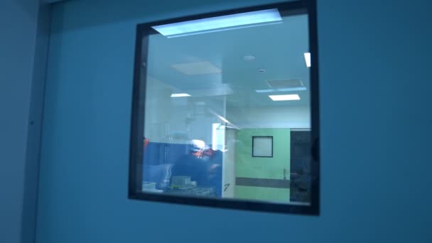 Tittar Genom Fönstret Dörr Som Leder Till Operationssalen Läkarteam Som — Stockvideo