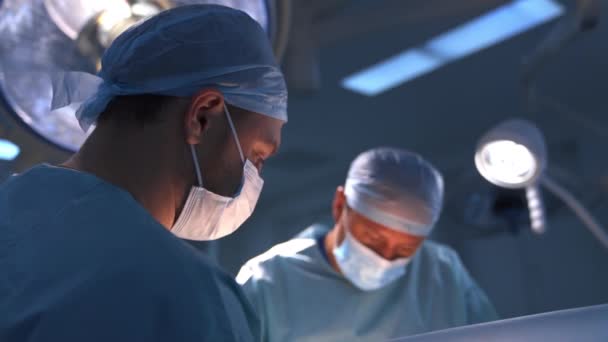 Des Chirurgiens Âge Moyen Sont Cours Opération Les Médecins Surveillent — Video