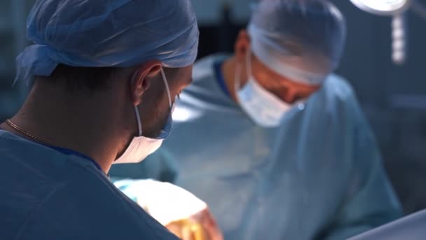 Ανδρική Ομάδα Χειρουργών Διεξάγει Εγχείρηση Επικεφαλής Γιατρός Χρησιμοποιεί Όργανα Και — Αρχείο Βίντεο