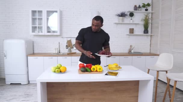 Homme Afro Américain Fort Musclé Regardant Table Avec Beaucoup Fruits — Video