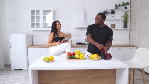 Zróżnicowana Para Kuchni Przy Stole Owocami Warzywami Muskularny Silny Mężczyzna — Wideo stockowe