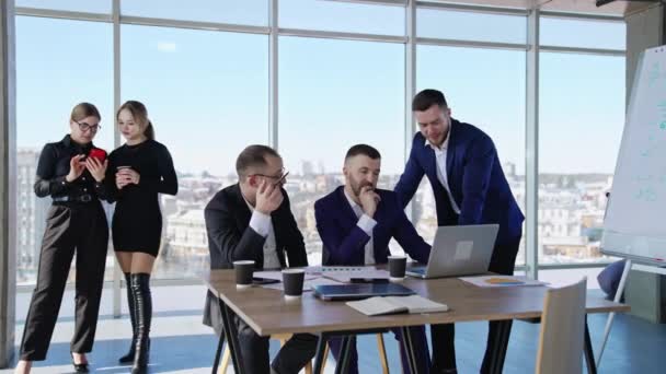Мужчины Офисе Говорят Работе Сидя Столом Бумагами Ноутбуком Деловые Дамы — стоковое видео