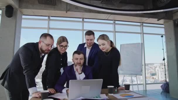在团队合作中分享想法并找到解决方案 商业团队站在老板身边 看着他的笔记本电脑 边说边笑 — 图库视频影像
