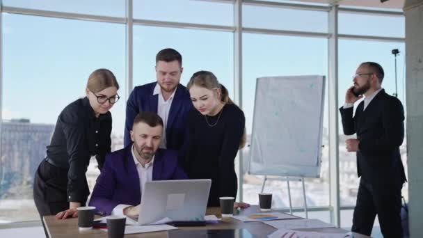 Geschäftsleute Kommunizieren Und Diskutieren Laptop Des Chefs Geschäftsmann Telefoniert Hintergrund — Stockvideo