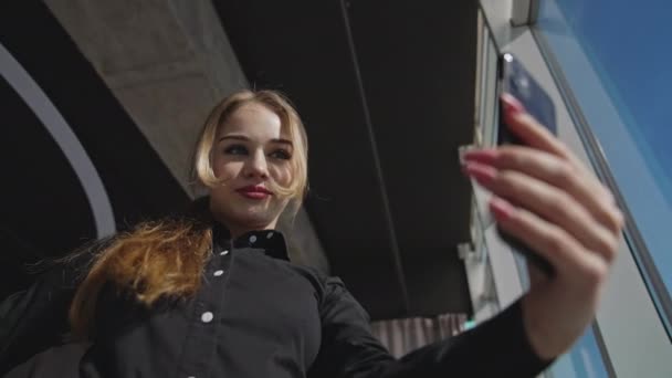 Atractiva Dama Tratando Encontrar Mejor Pose Para Tomar Selfie Mujer — Vídeos de Stock