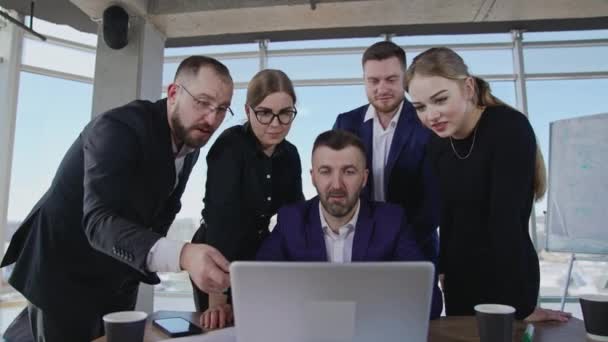 Büro Team Steht Neben Chef Und Laptop Und Bietet Ideen — Stockvideo